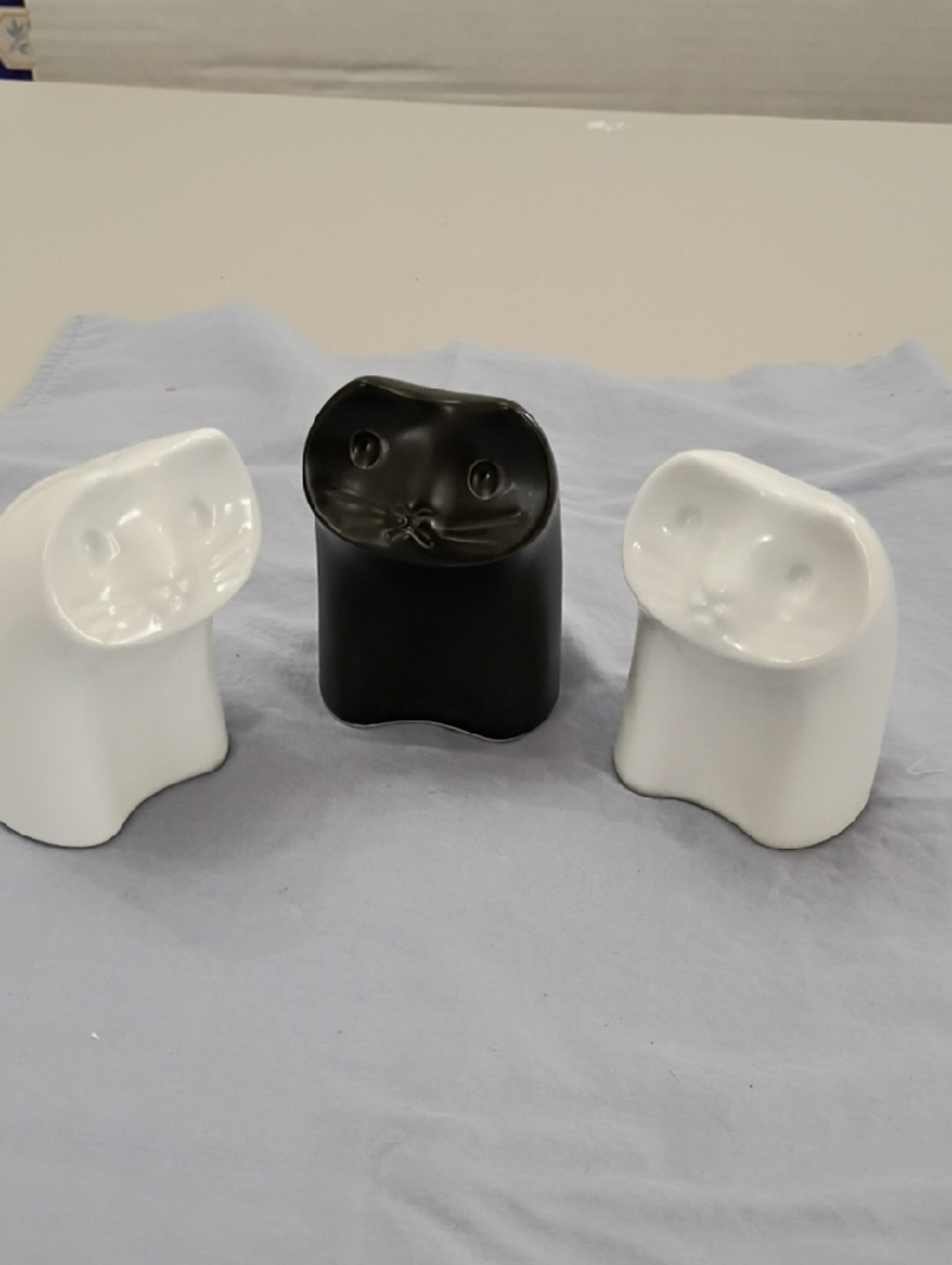 Ceramic Cat Figurine Set - Black and White Home Accent